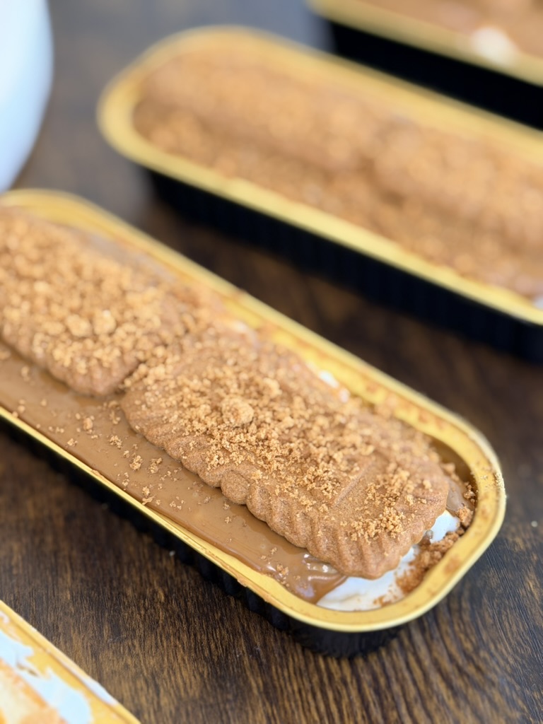 Biscoff cheesecake mini desserts topped with caramelized Biscoff cookie and crumble